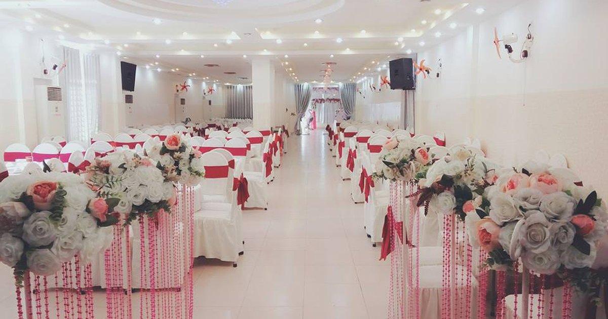 Nhà hàng tiệc cưới Ánh Nguyệt — không gian trắng sang trọng với hoa trang trí